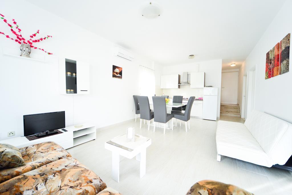 Apartments Valentina เพทรอซาเน ภายนอก รูปภาพ