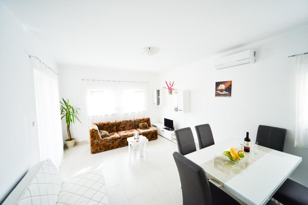 Apartments Valentina เพทรอซาเน ภายนอก รูปภาพ